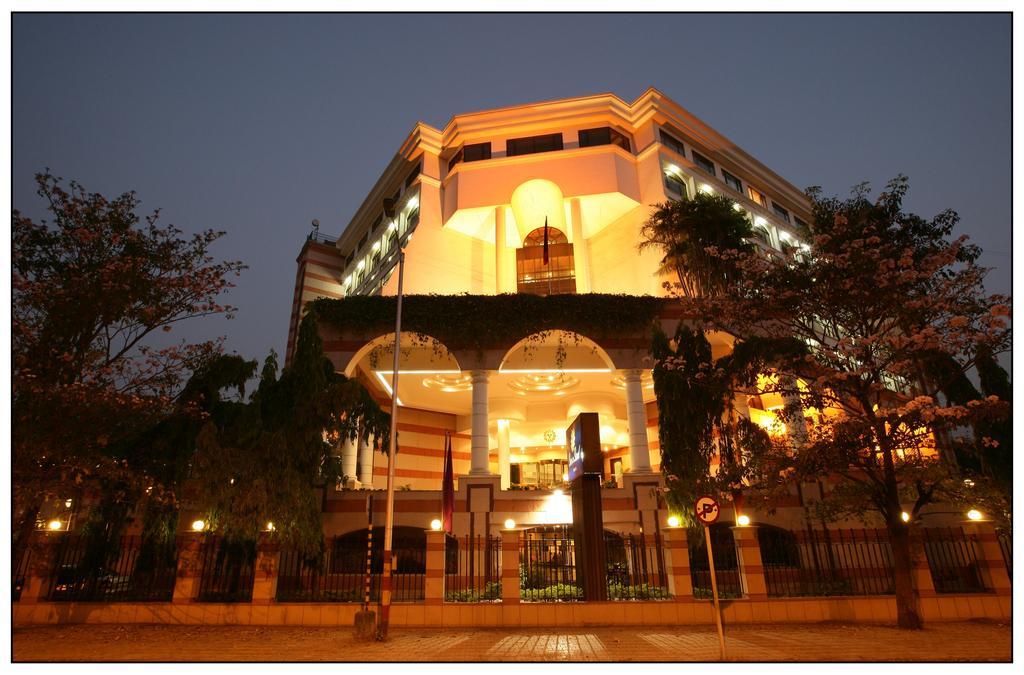 Sun-N-Sand Pune Extérieur photo