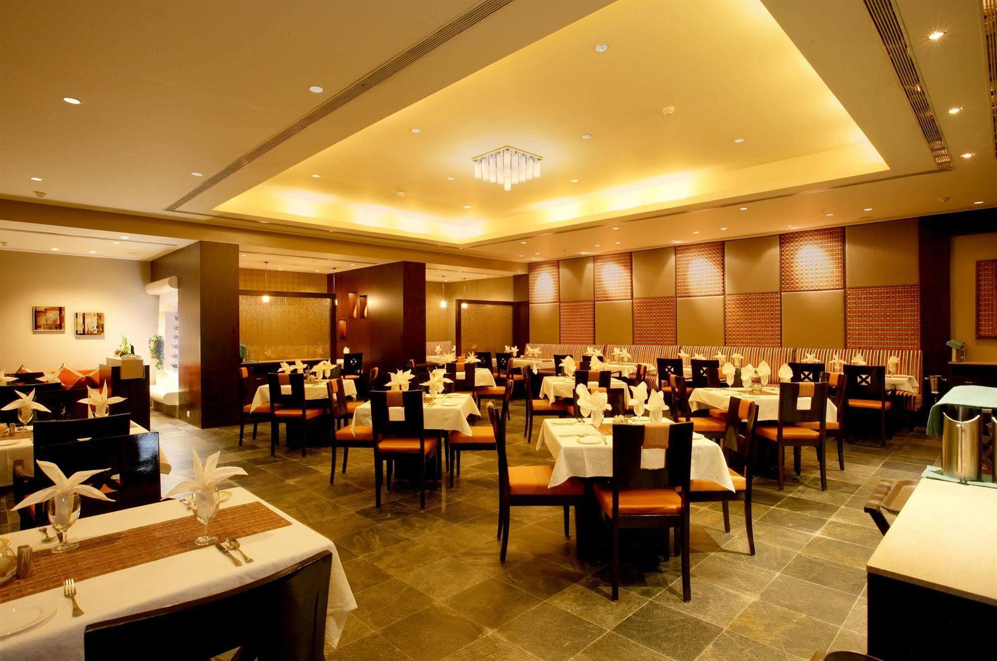 Sun-N-Sand Pune Extérieur photo