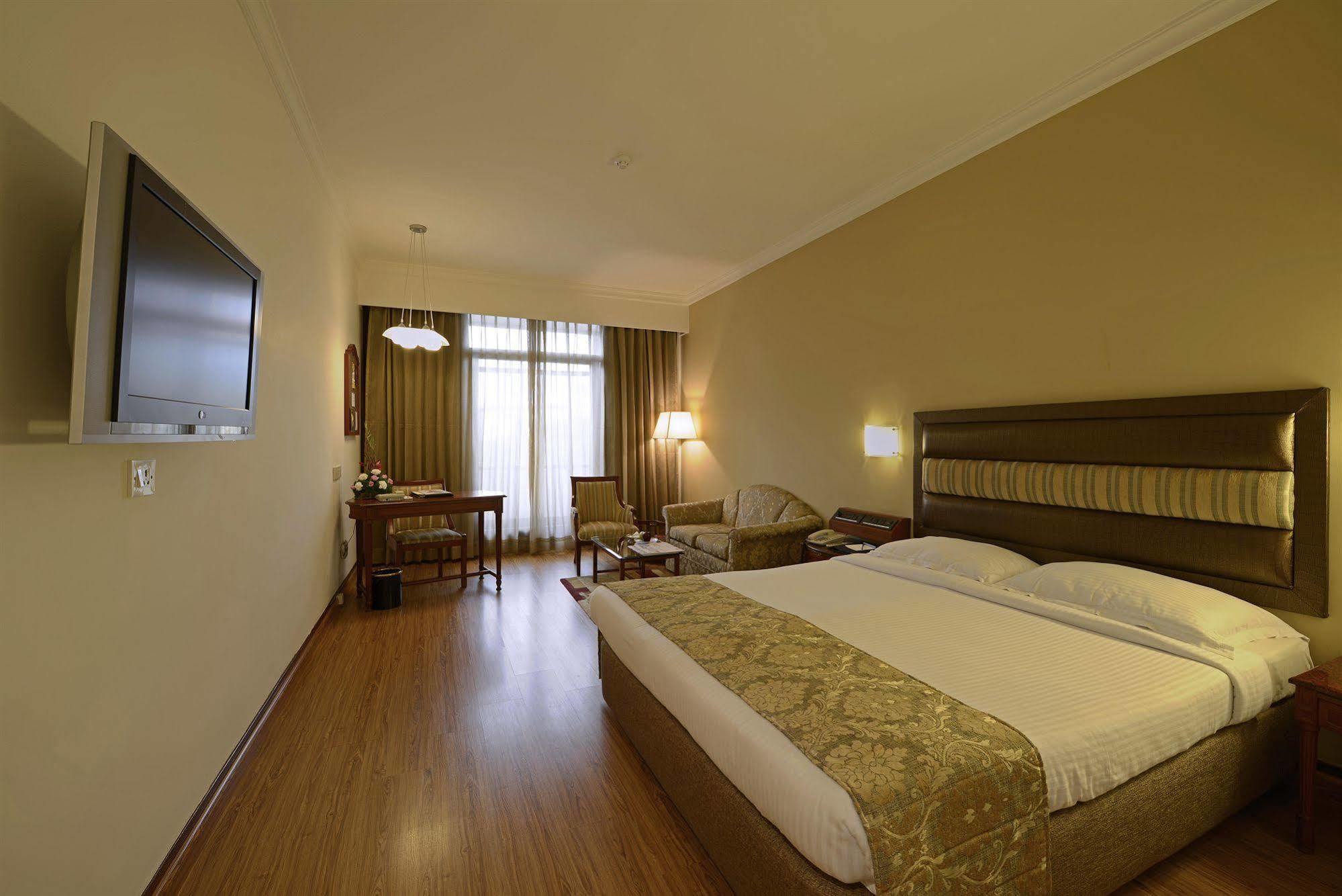 Sun-N-Sand Pune Extérieur photo