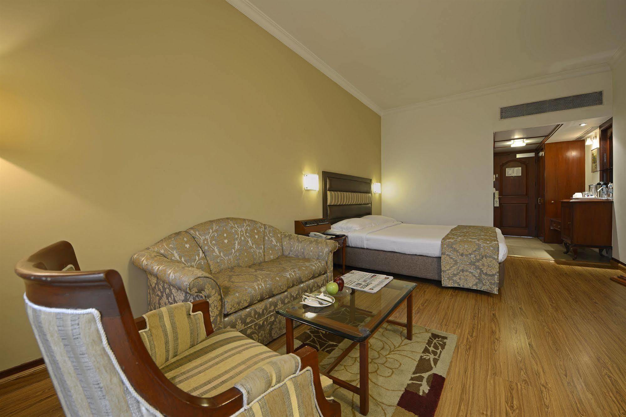 Sun-N-Sand Pune Extérieur photo