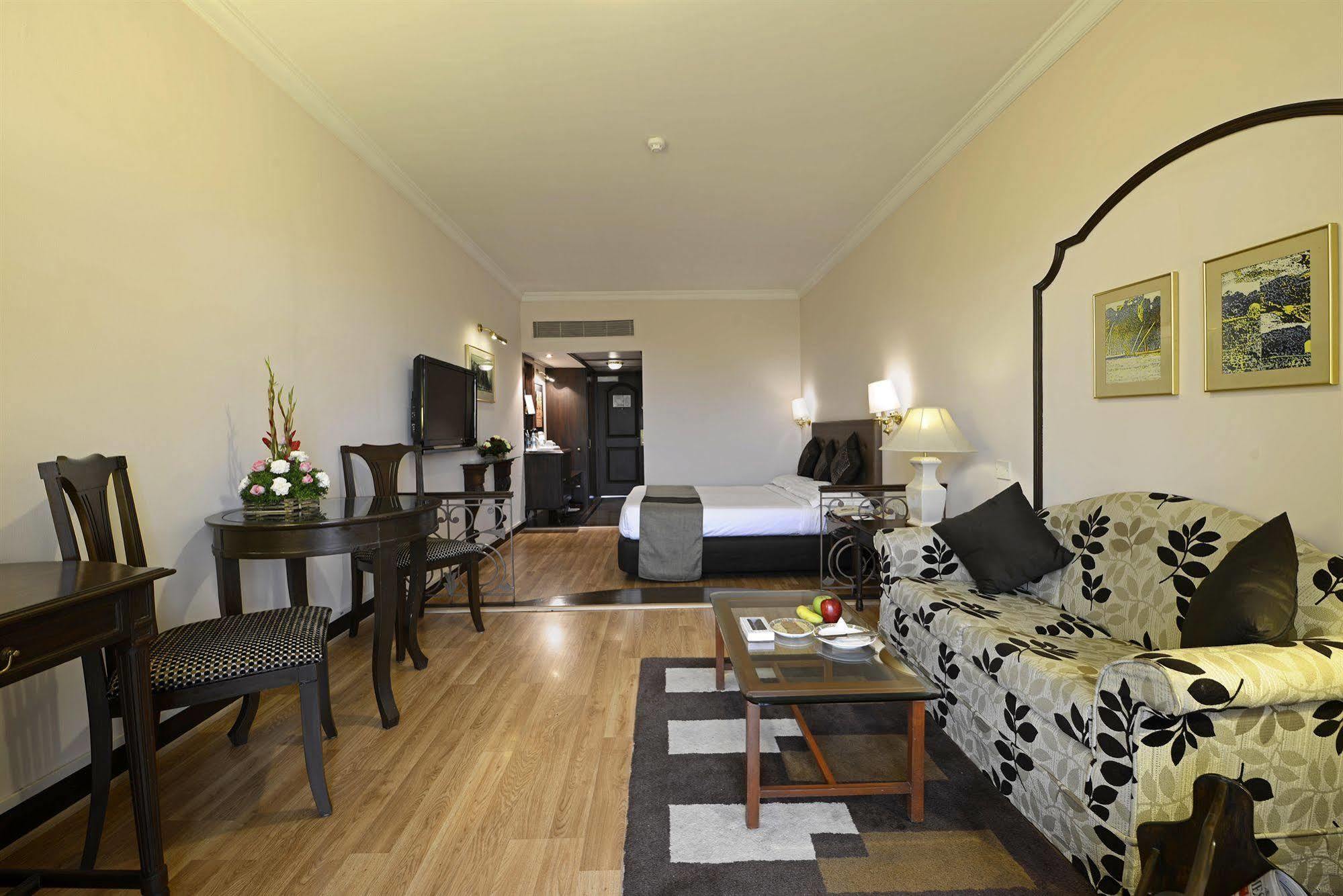 Sun-N-Sand Pune Extérieur photo