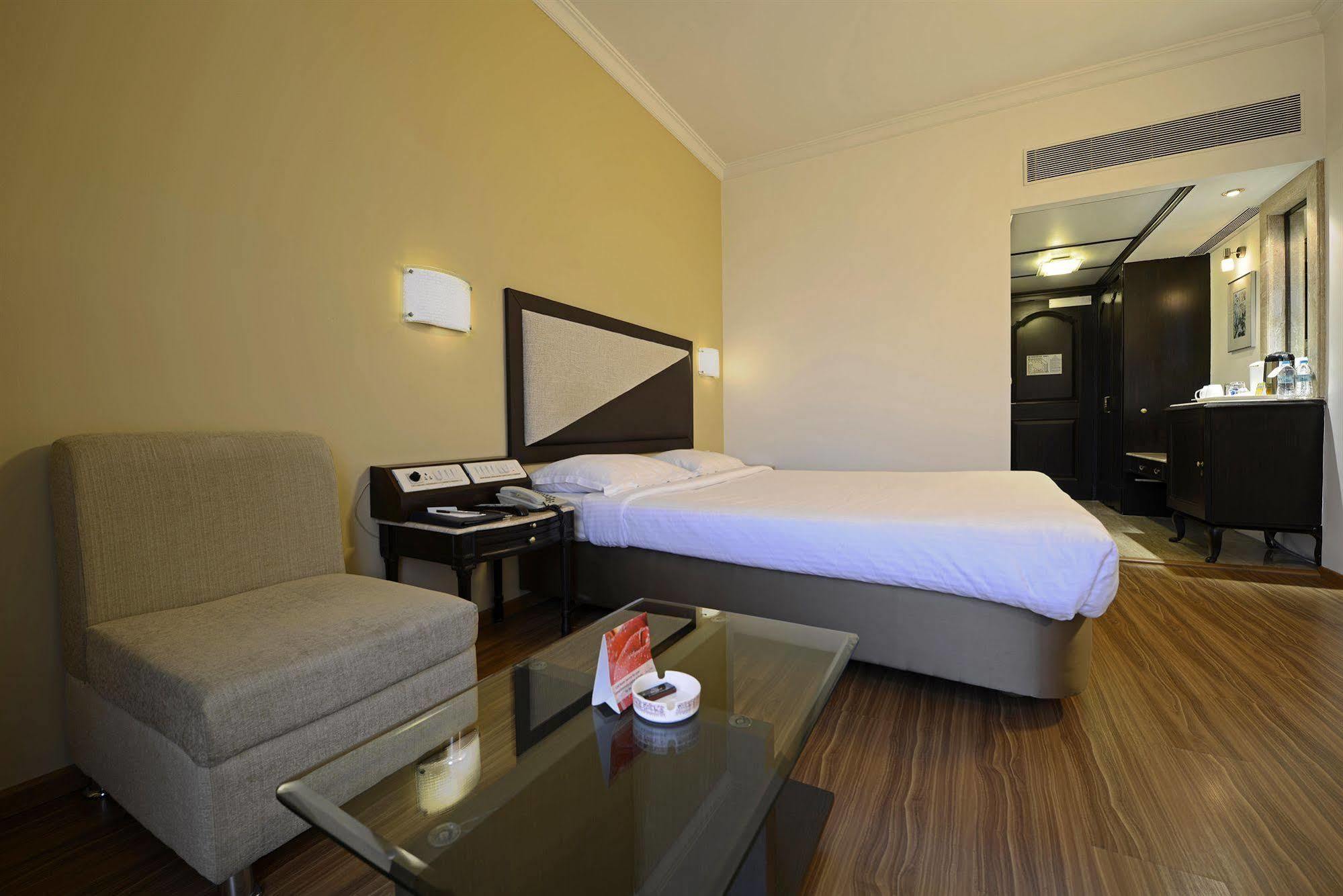 Sun-N-Sand Pune Extérieur photo