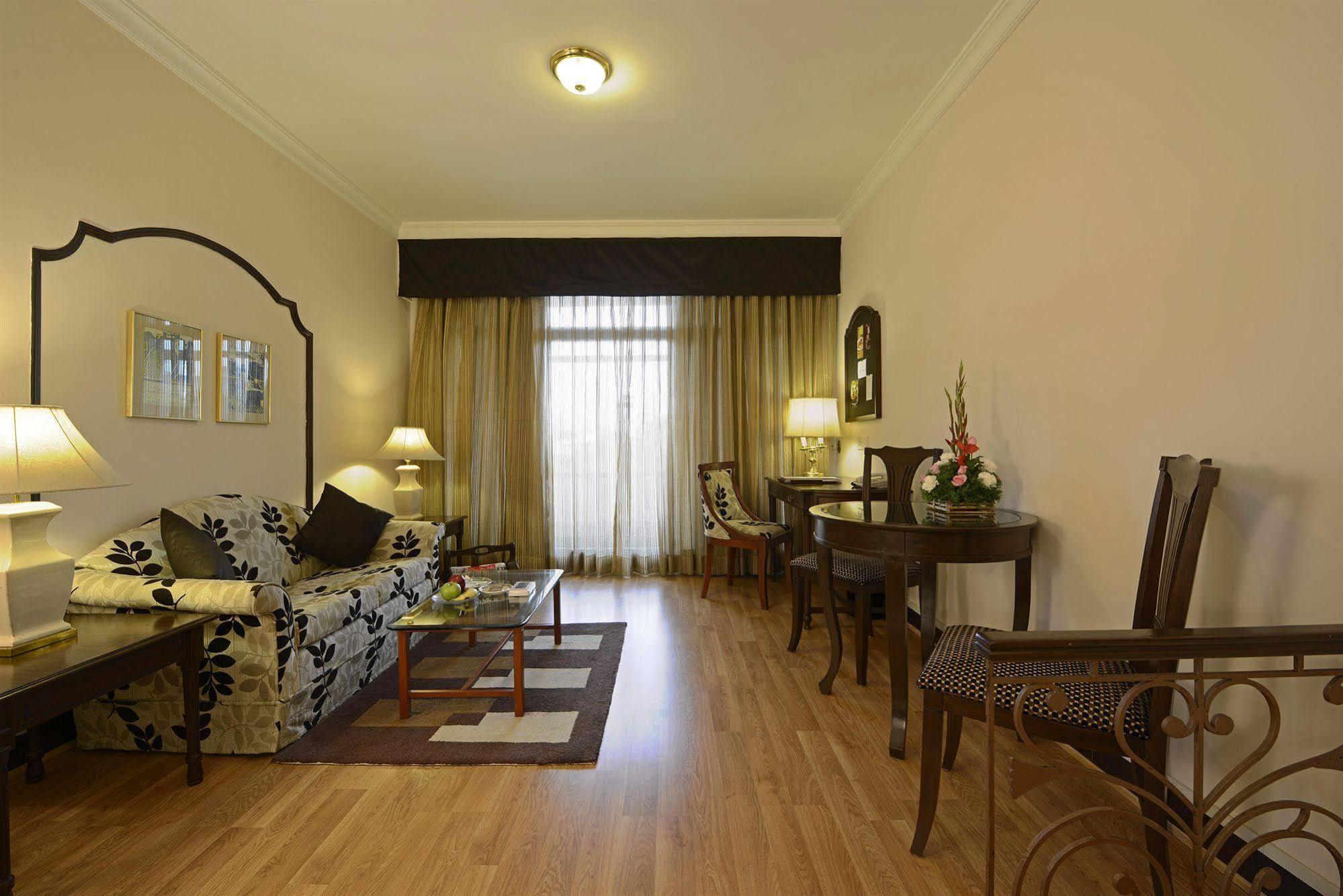 Sun-N-Sand Pune Extérieur photo