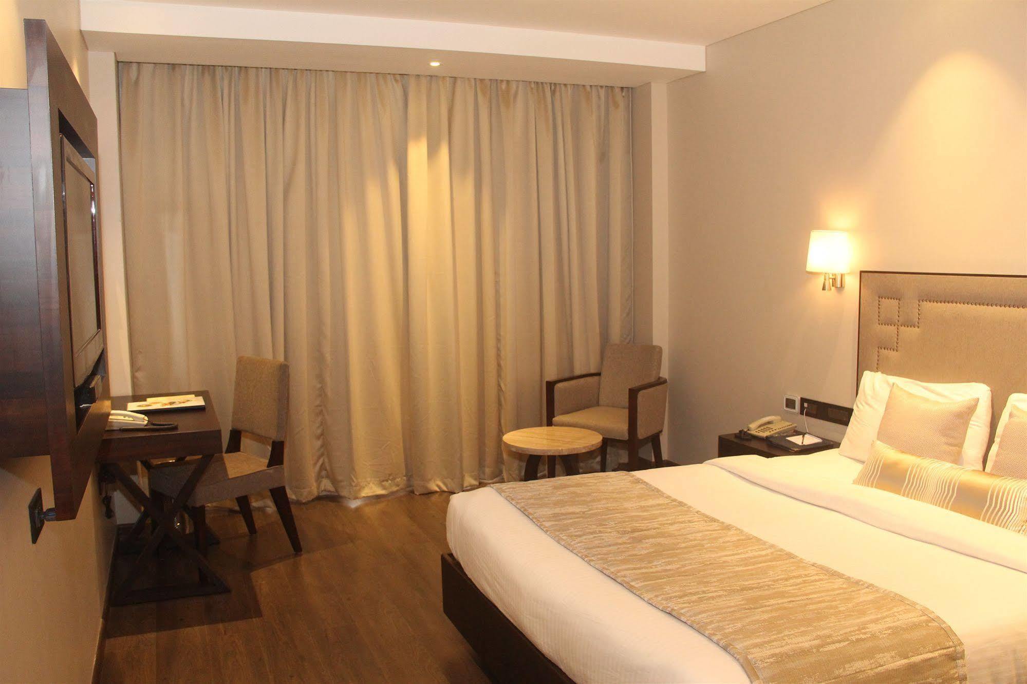 Sun-N-Sand Pune Extérieur photo