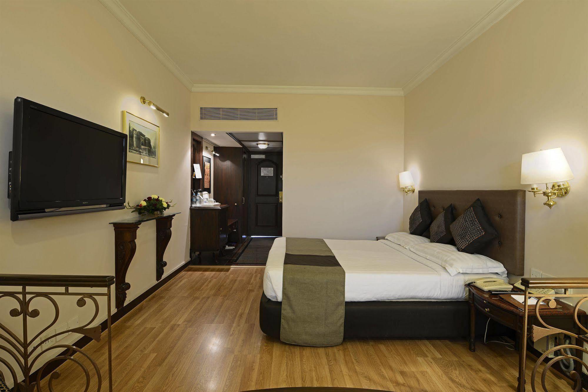 Sun-N-Sand Pune Extérieur photo