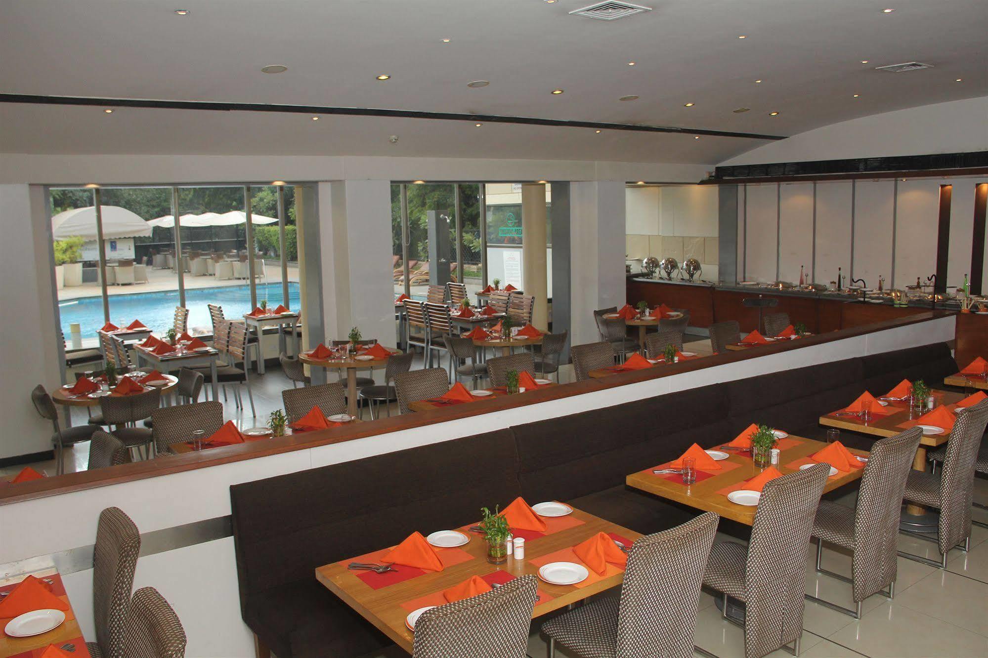 Sun-N-Sand Pune Extérieur photo