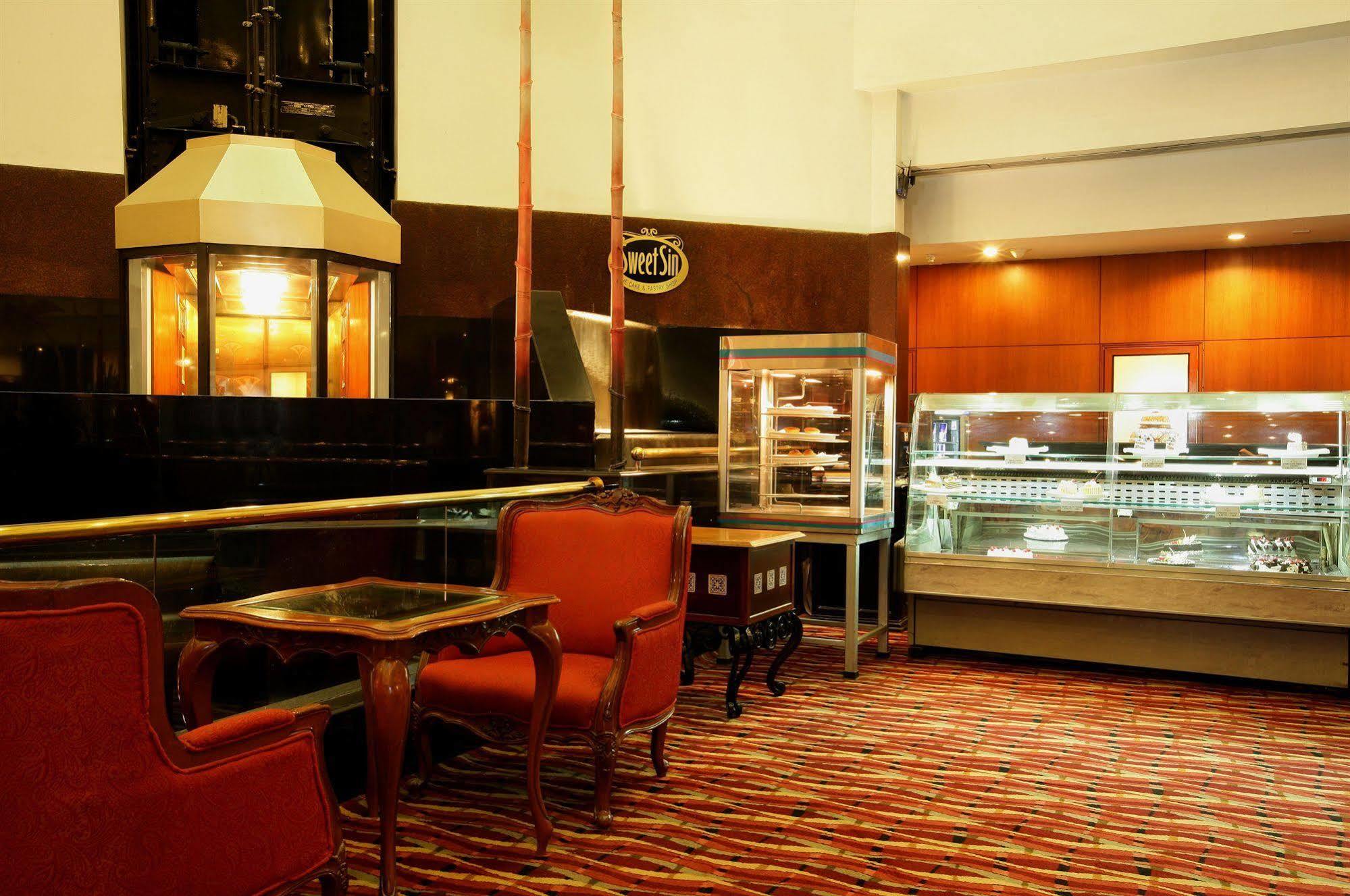 Sun-N-Sand Pune Extérieur photo