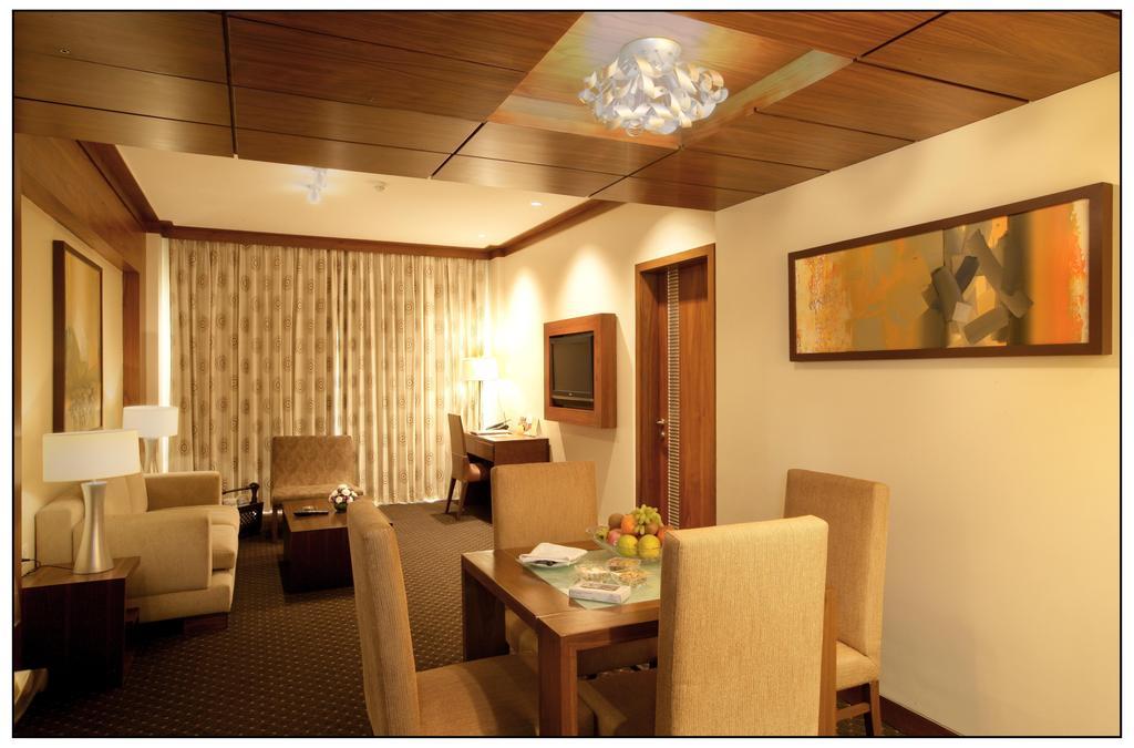 Sun-N-Sand Pune Extérieur photo