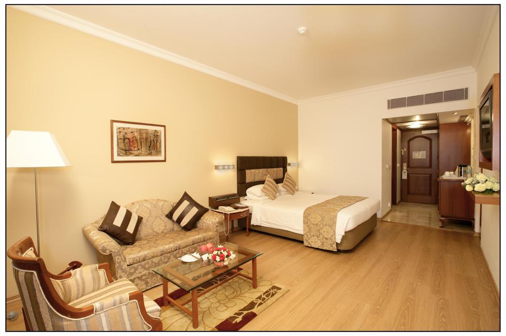 Sun-N-Sand Pune Extérieur photo