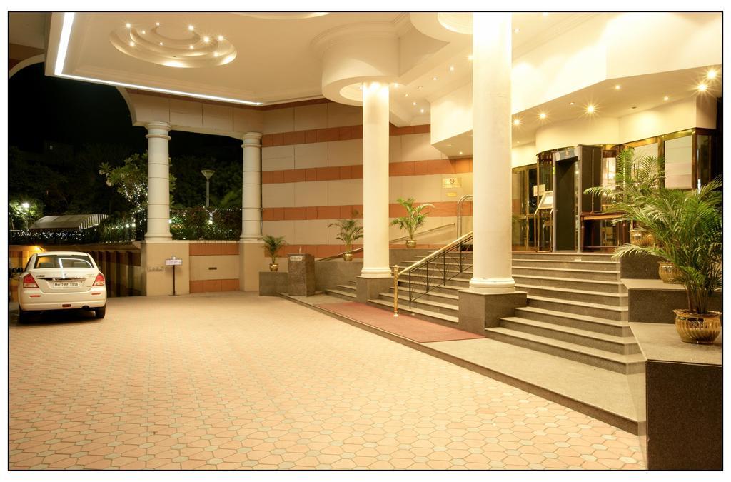Sun-N-Sand Pune Extérieur photo