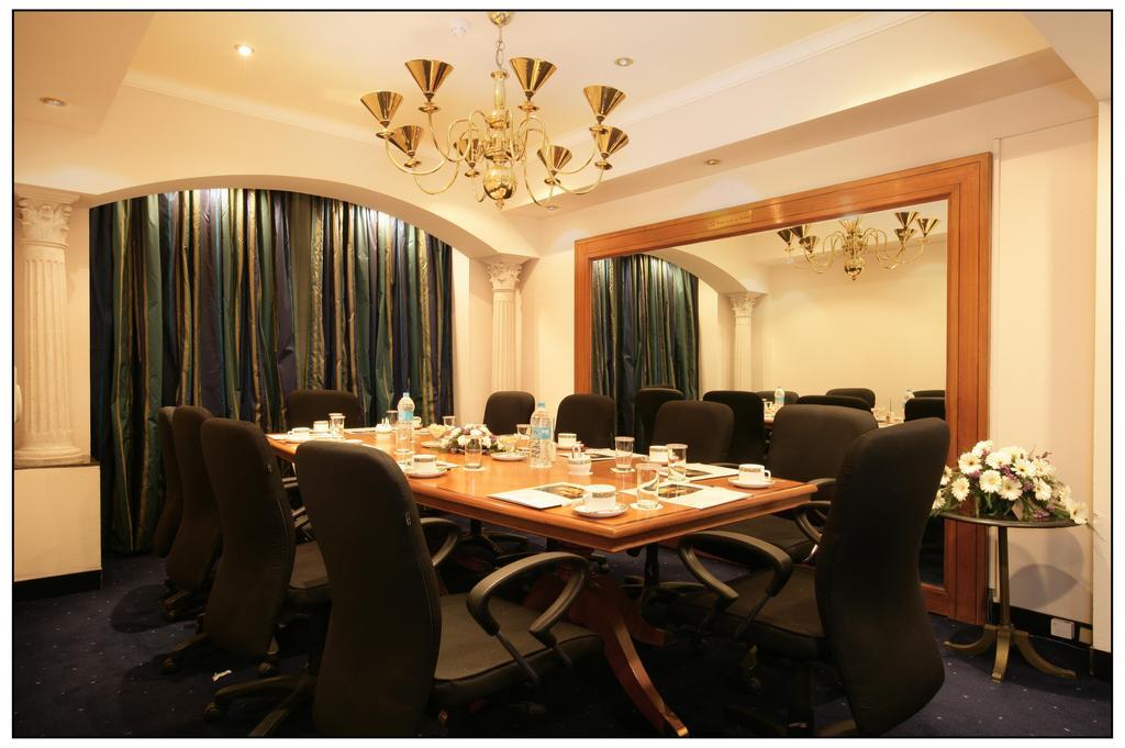 Sun-N-Sand Pune Extérieur photo