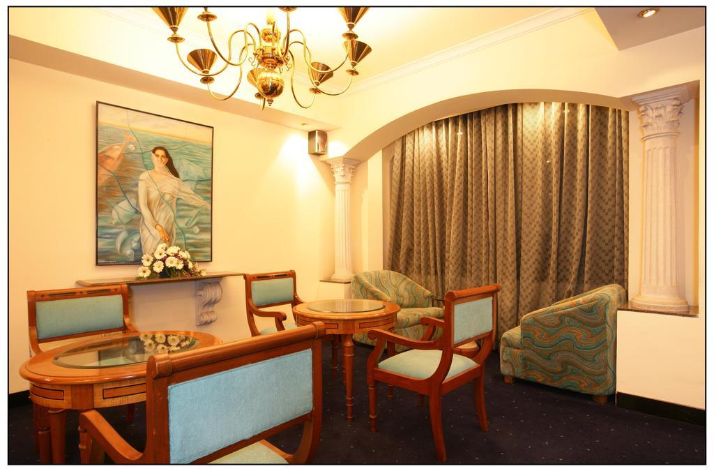 Sun-N-Sand Pune Extérieur photo
