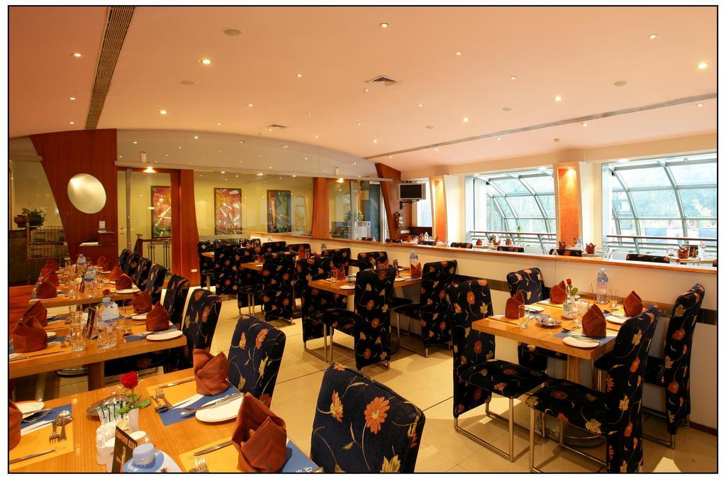 Sun-N-Sand Pune Extérieur photo