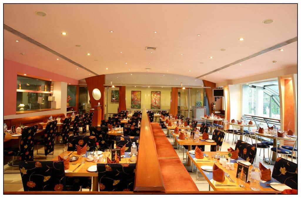 Sun-N-Sand Pune Extérieur photo
