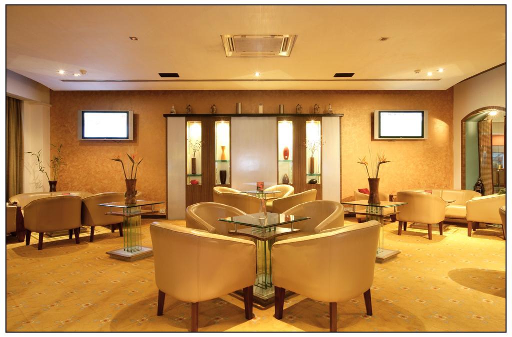 Sun-N-Sand Pune Extérieur photo