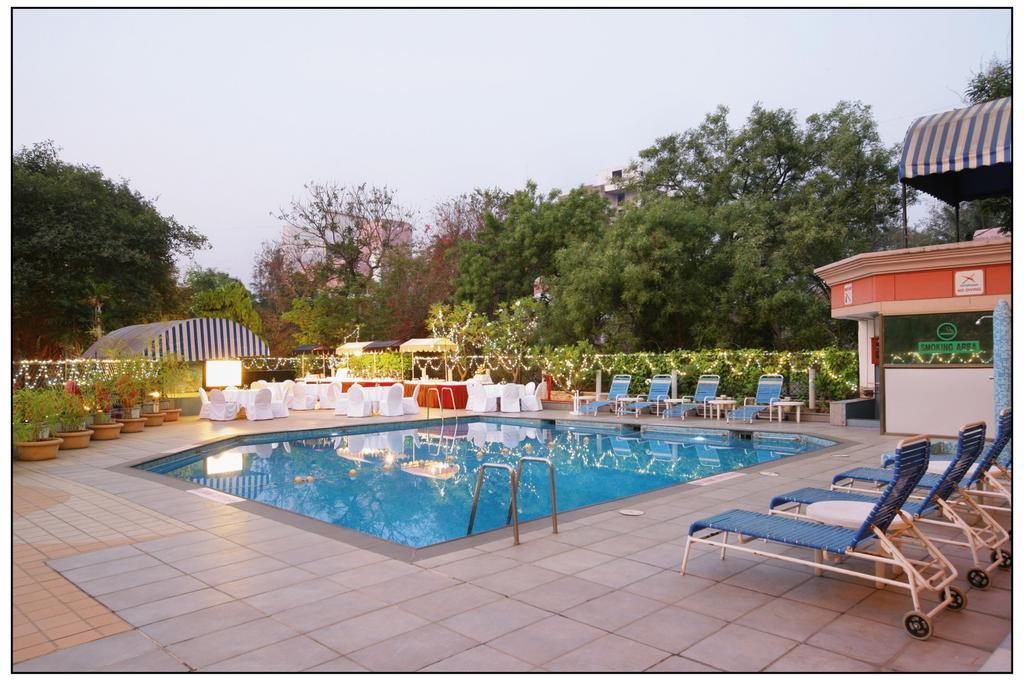 Sun-N-Sand Pune Extérieur photo