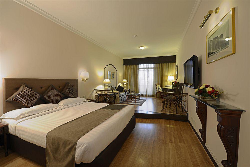 Sun-N-Sand Pune Extérieur photo